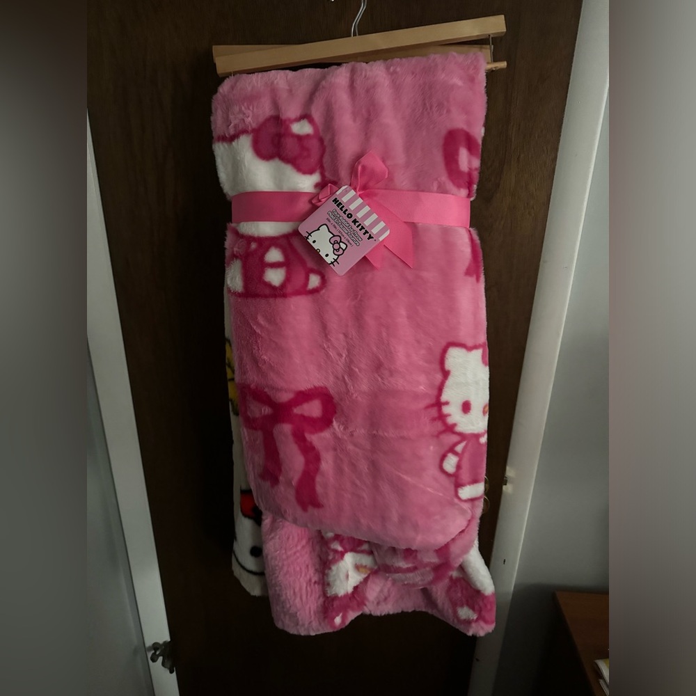 Hello Kitty Bow Blanket
